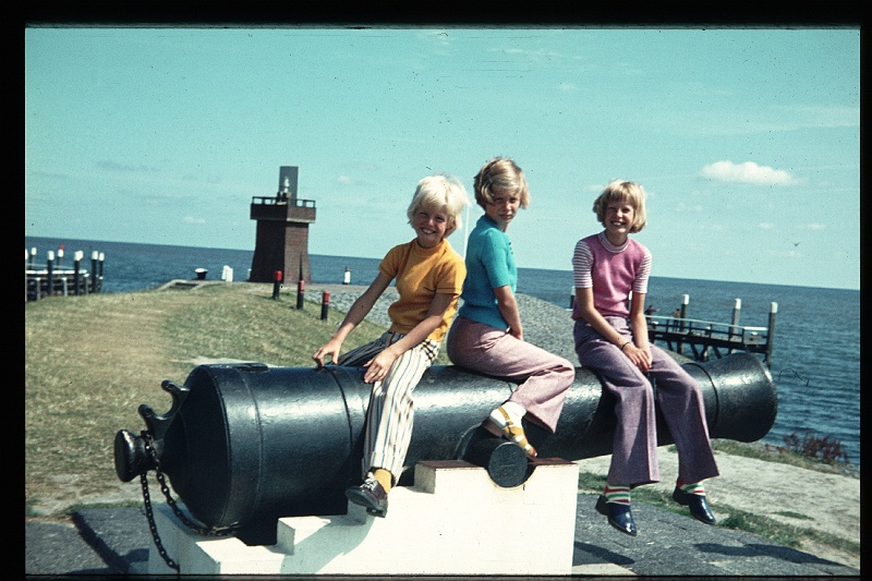 24.Texel  aug 1973 Brigitte,Marion,Peter.JPG